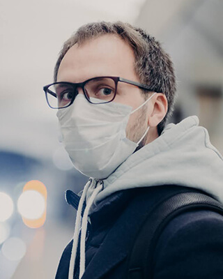 Gesichtsmaske mit Brille tragen